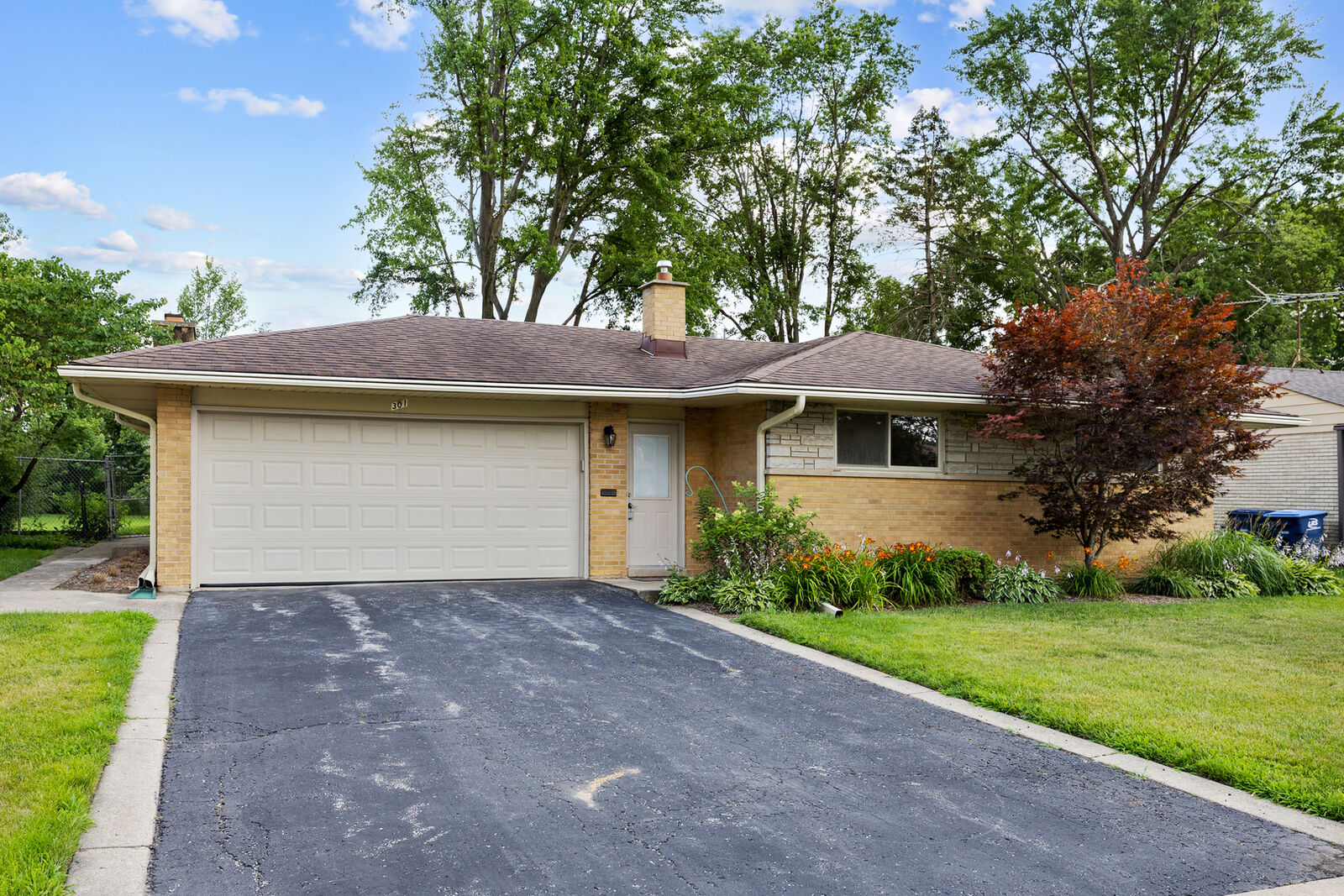 Property Photo:  301 Lance Drive  IL 60016 
