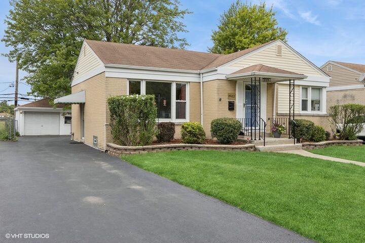 Property Photo: 1922 Mayfair Avenue IL 60154