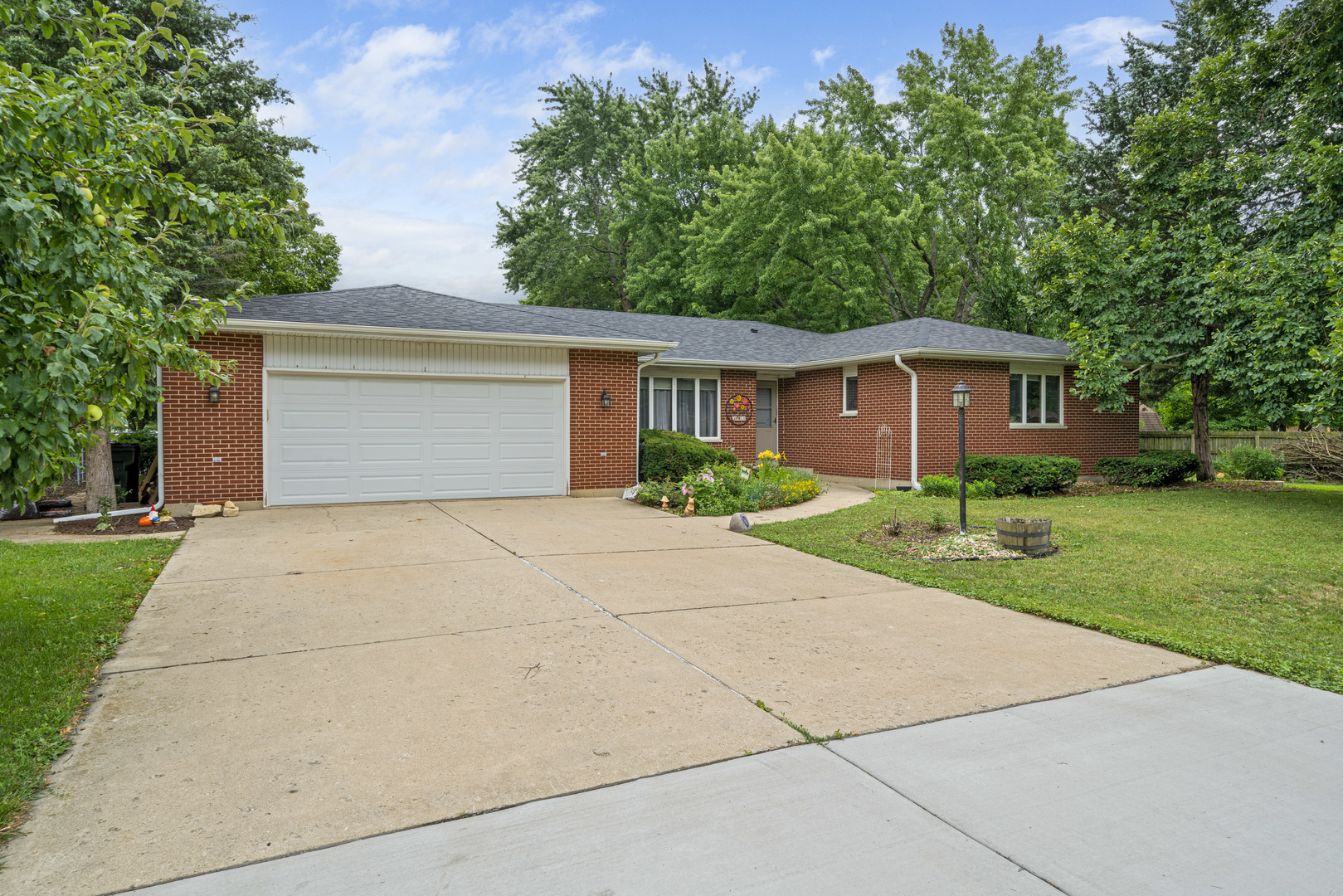 Property Photo: 1204 Prairie Lane IL 60560