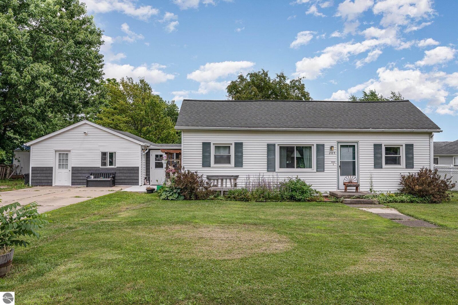 Property Photo:  209 S Park  MI 48806 