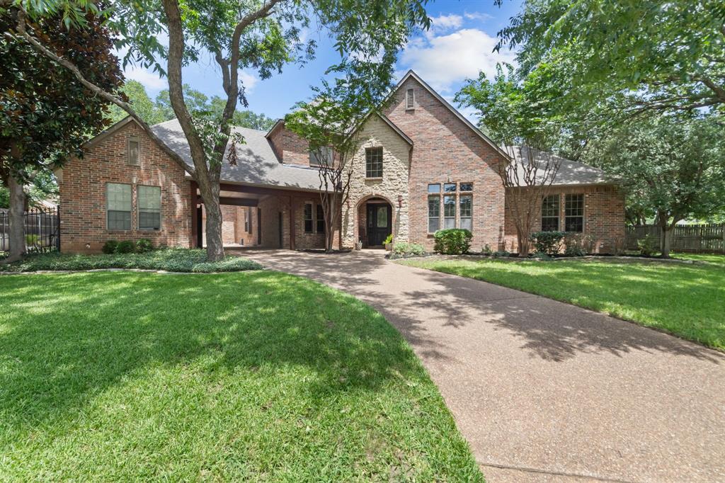 Property Photo: 1402 Vino Blanc Court TX 76092