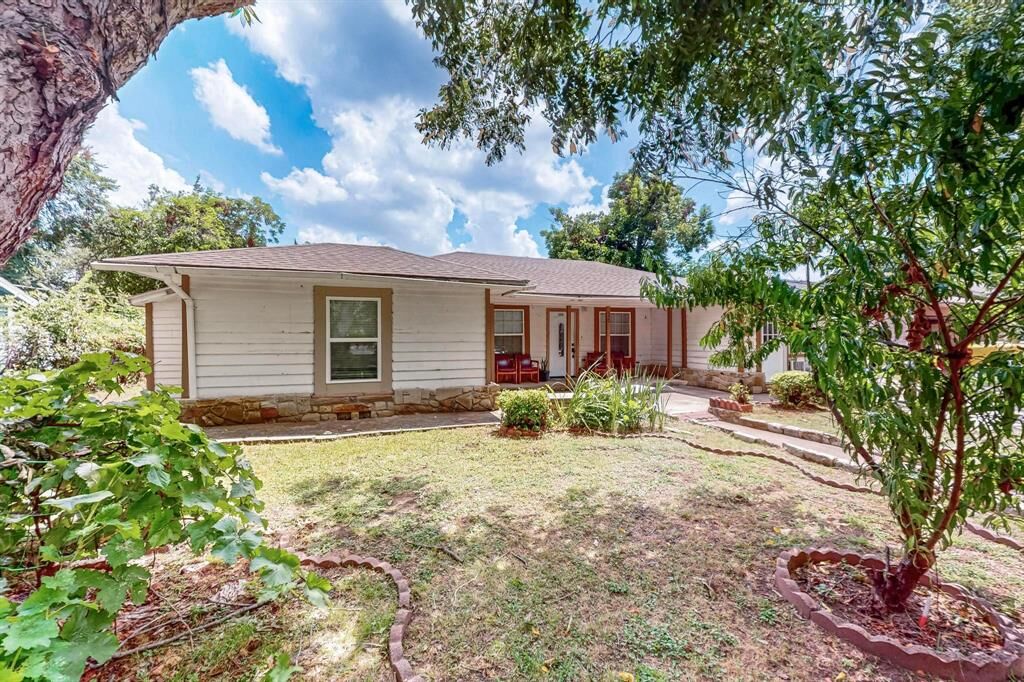 Property Photo:  350 Edwards Street  TX 75057 