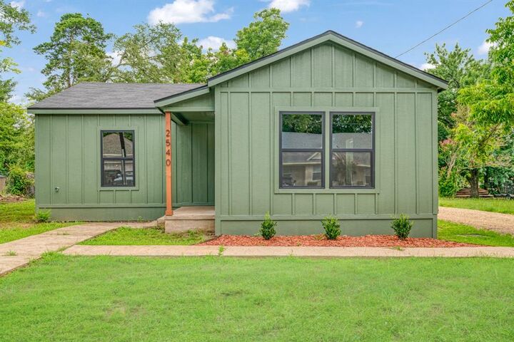 Property Photo:  2540 E Price Street  TX 75460 
