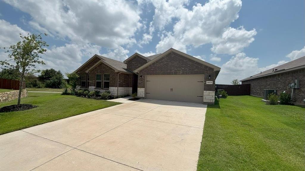 Property Photo: 1913 Heritage Court TX 76033