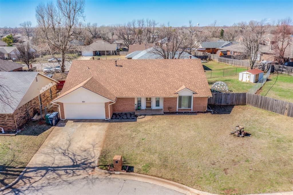 Property Photo:  605 Palo Verde Court  OK 73099 