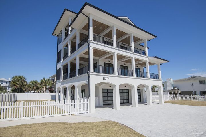 Property Photo: 1107 Via Deluna Dr FL 32561