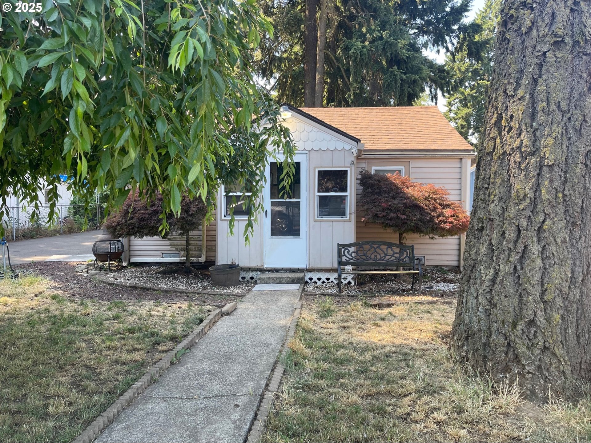 Property Photo:  7914 SE Overland St  OR 97222 