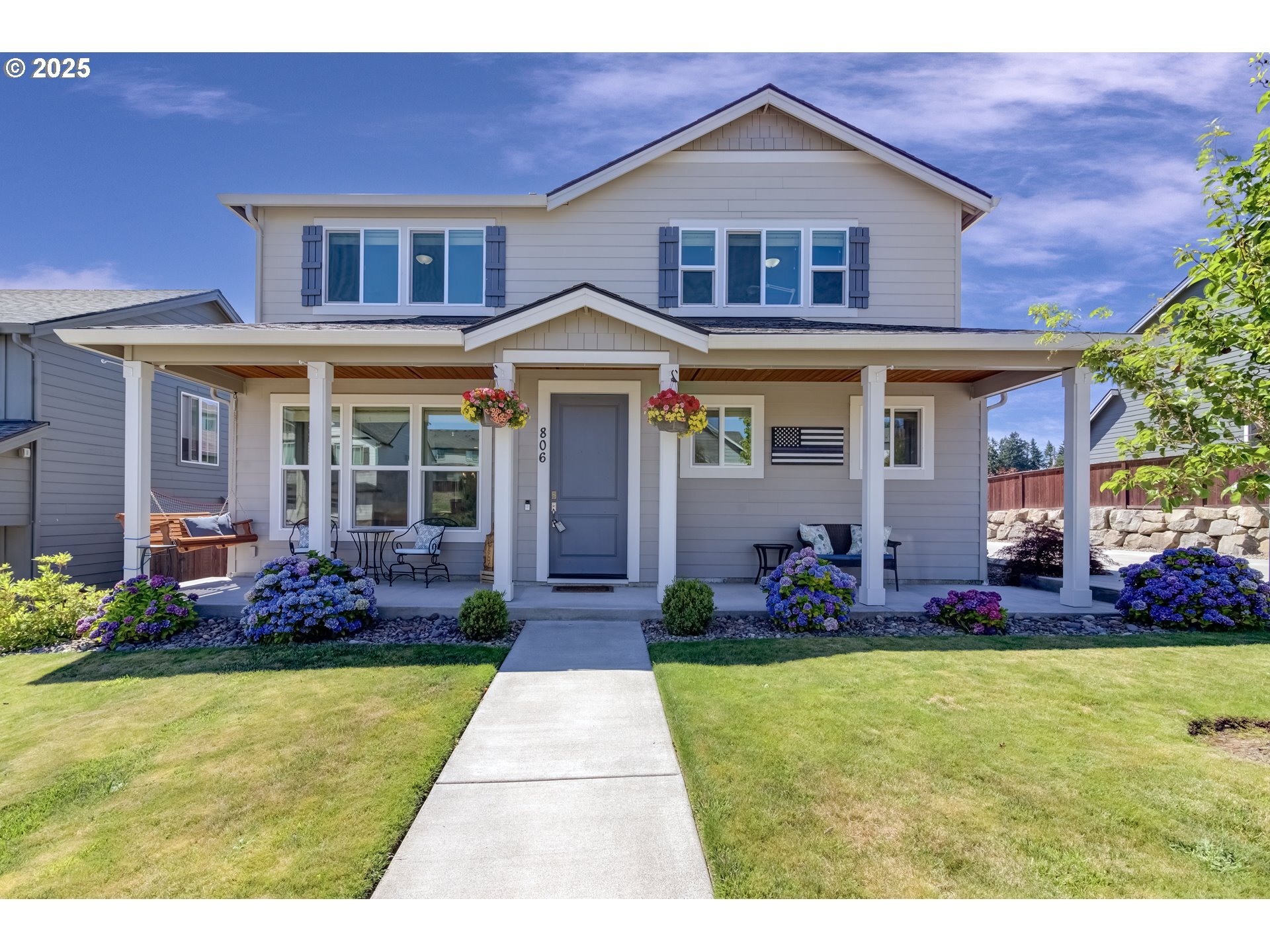 Property Photo: 806 E Tanoak Ave WA 98629