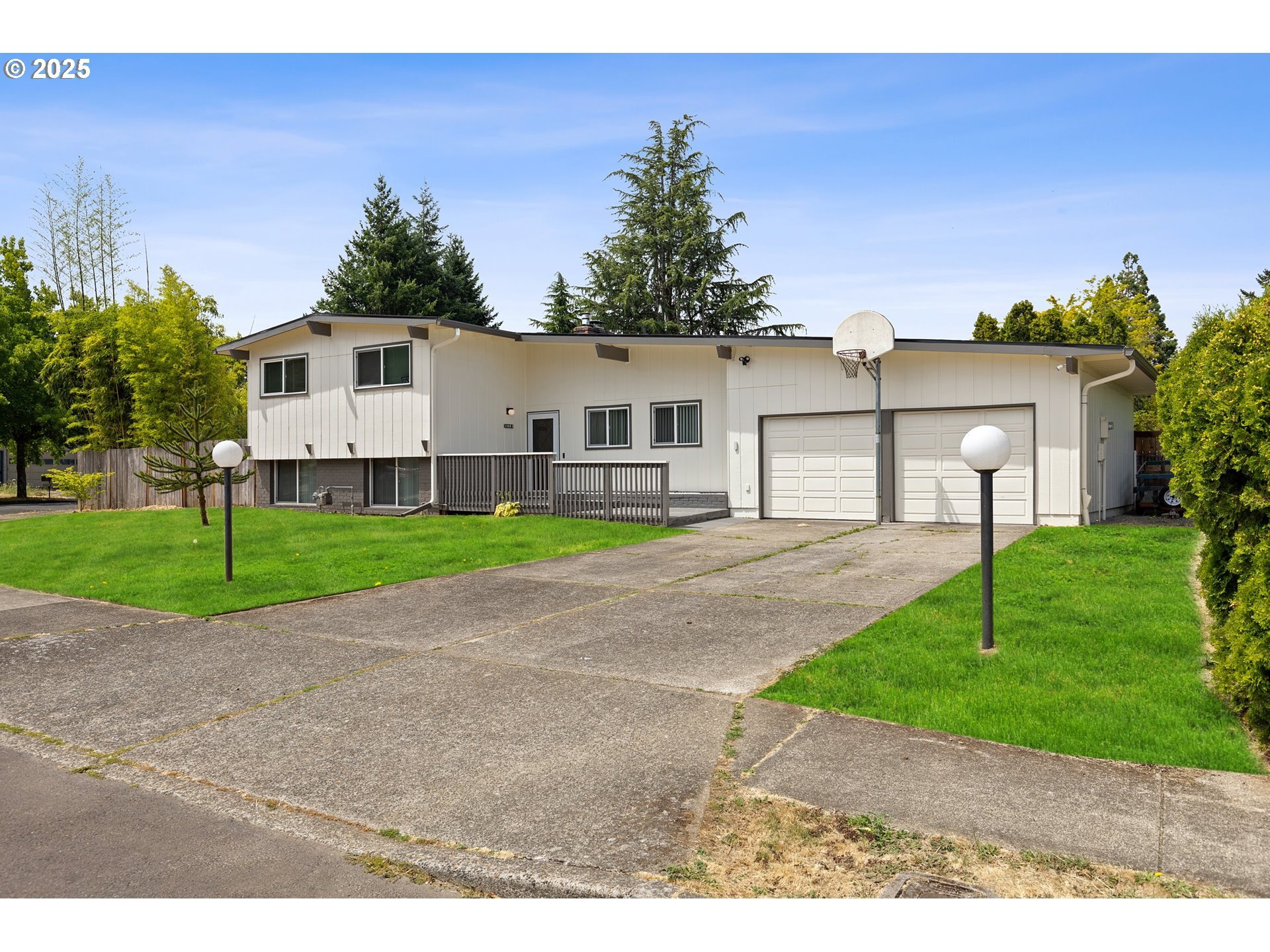 Property Photo:  1021 NE 195th Ave  OR 97230 