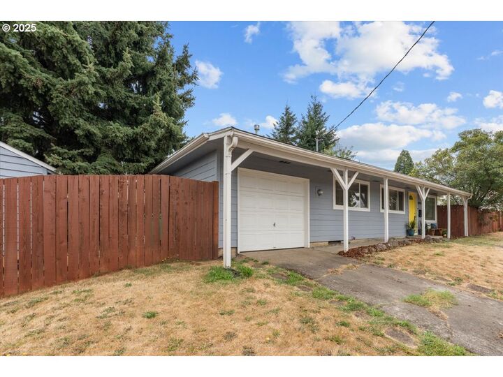 Property Photo: 8996 N Westanna Ave OR 97203