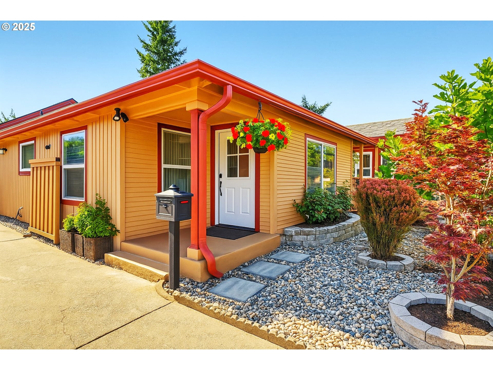 Property Photo: 6435 SE 71st Ave OR 97206
