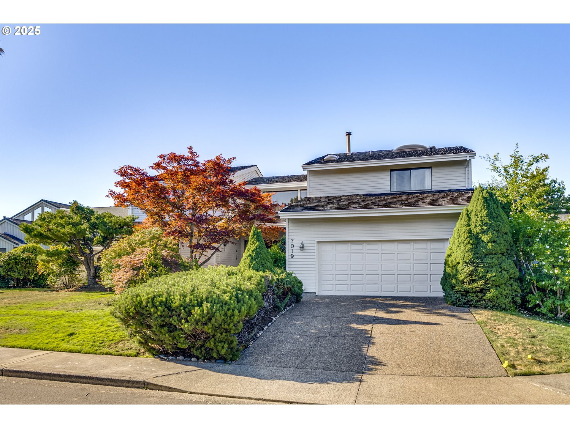 Property Photo: 7019 SW Chapel Ln OR 97223