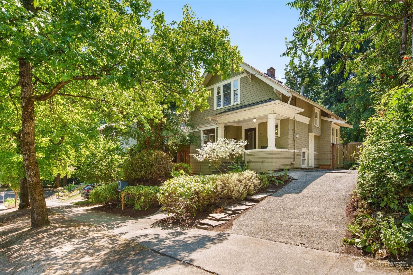 Property Photo:  2415 E  Spring Street  WA 98122 