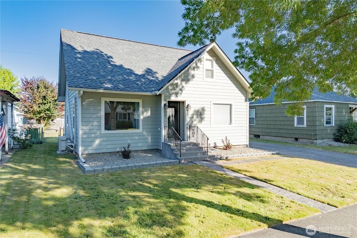 Property Photo: 520 23rd Avenue WA 98632