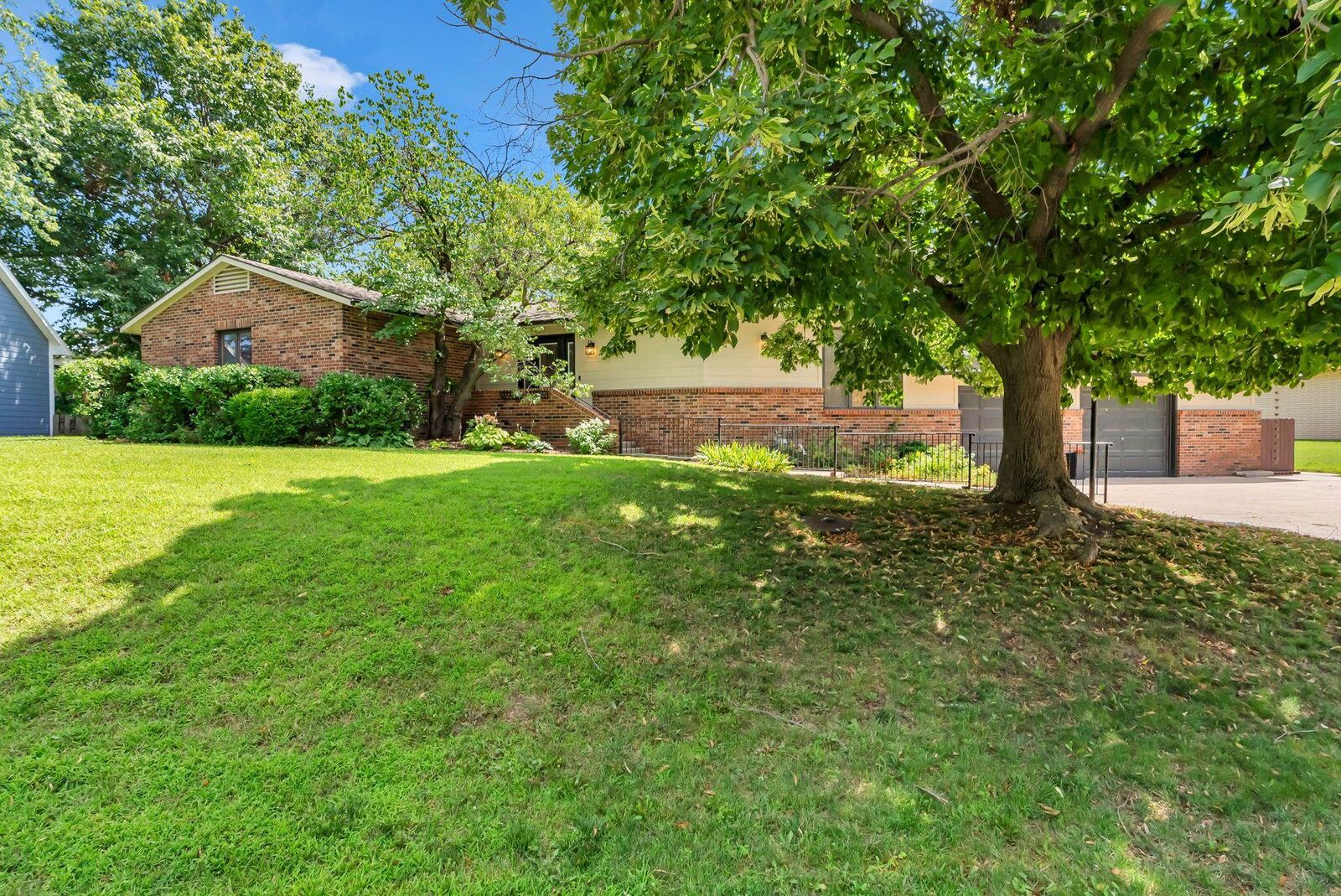 Property Photo: 709 Country Club Dr KS 67114