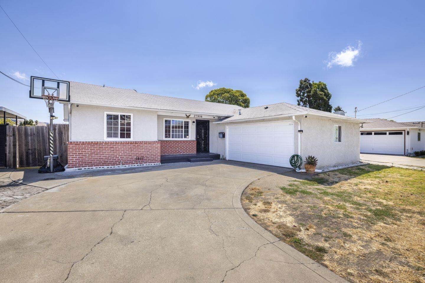 Property Photo: 27906 Thackeray Avenue CA 94544