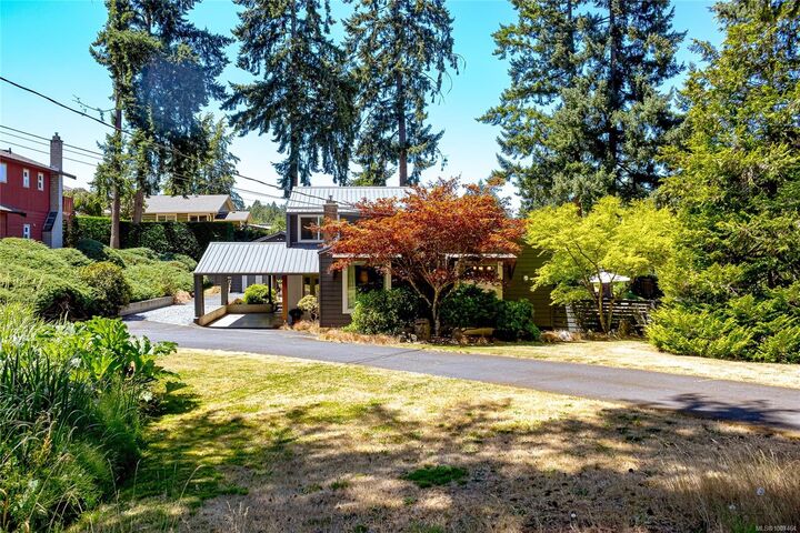 Photo de la propriété:  6496 Wicks Rd  BC V9L 5V3 