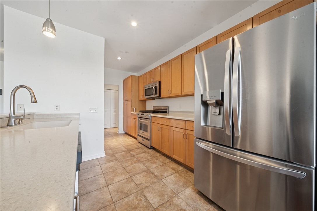 Property Photo:  5570 Centre Ave 403  PA 15232 