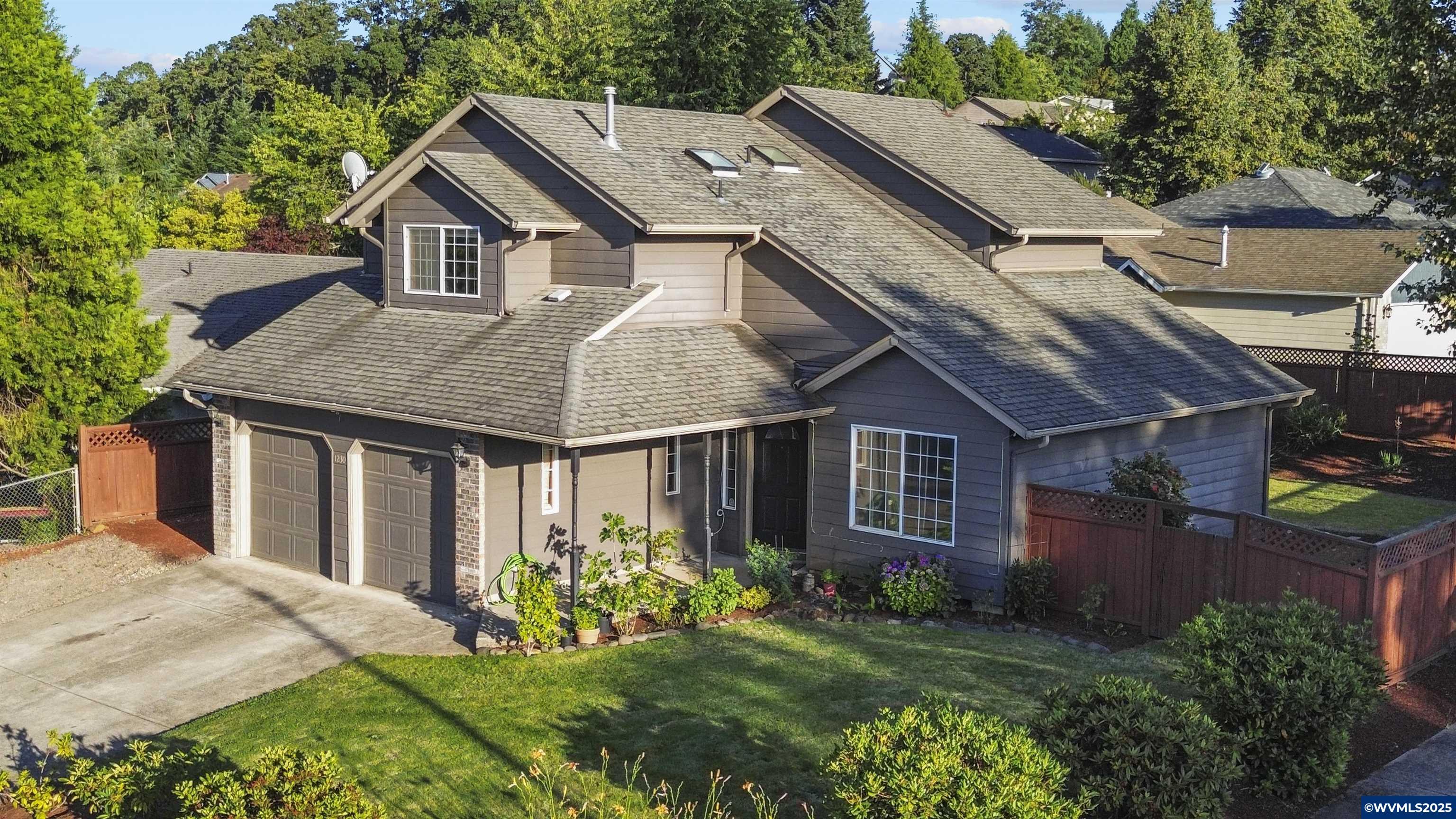 Property Photo: 1230 Marstone St SE OR 97306