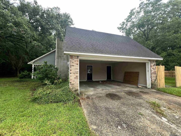 Property Photo:  3553 W Wendover Dr  LA 70814 