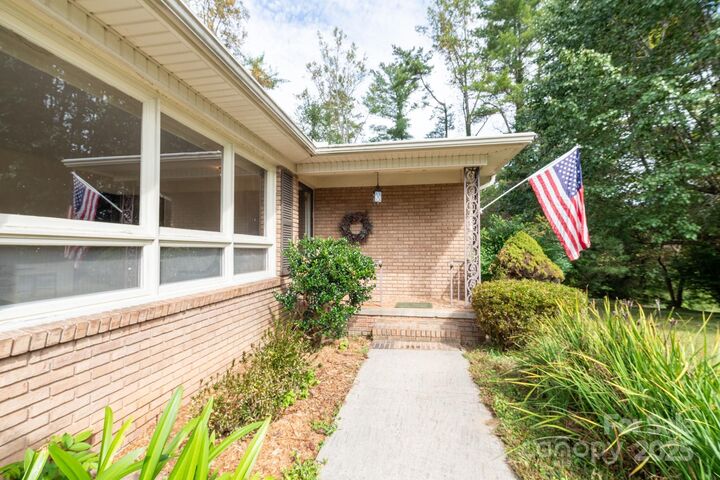 Property Photo: 3321 Hollyhill Circle NC 28690