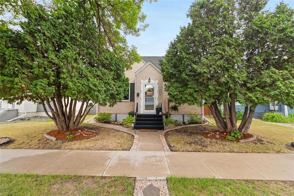 Property Photo: 428 Jefferson Avenue MB R2V 0N2