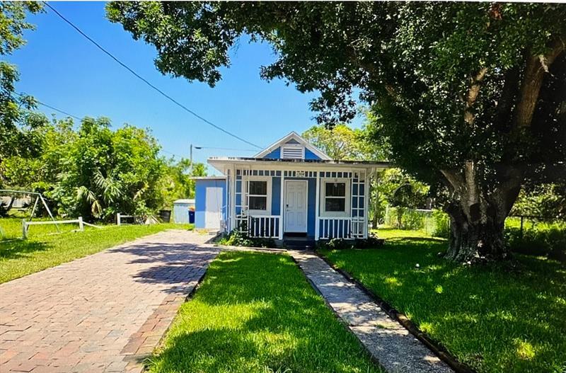 Property Photo: 1706 N 15th St FL 34950