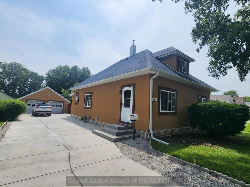 Property Photo: 406 E 6th St NE 68901