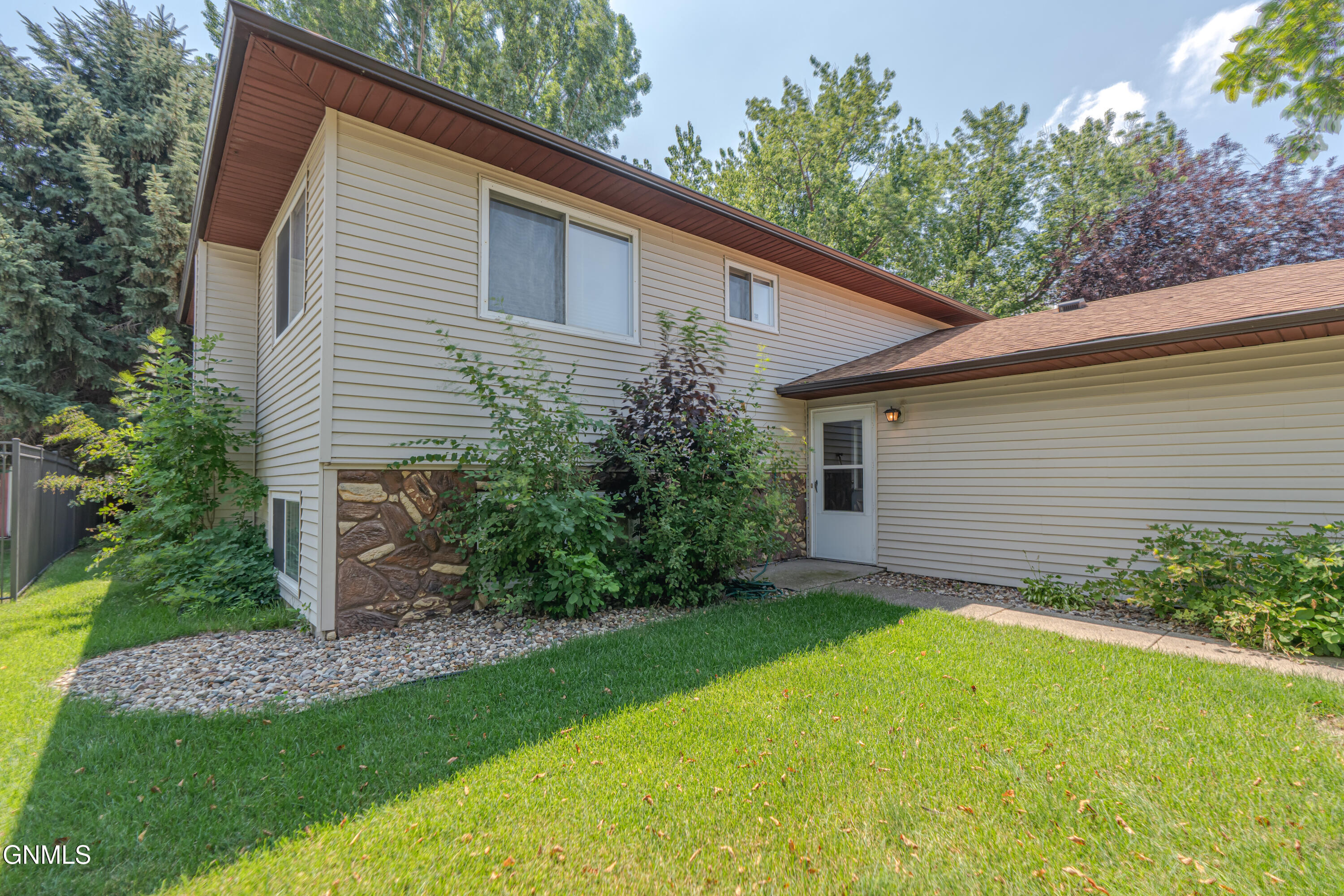Property Photo:  1609 Cologne Drive  ND 58504 
