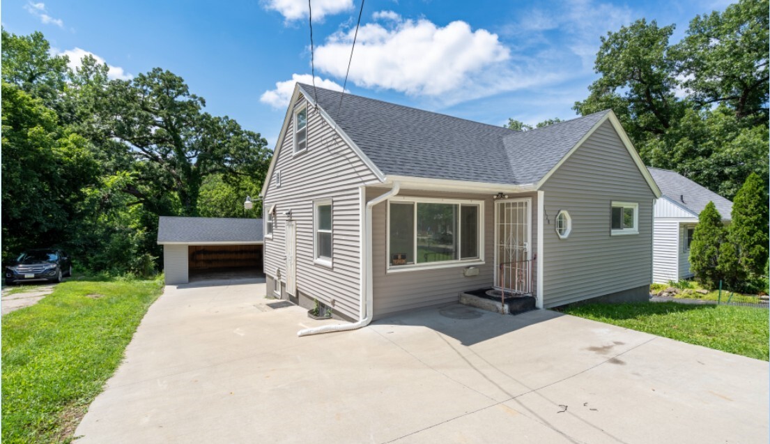 Property Photo: 3120 30th Street IA 50310