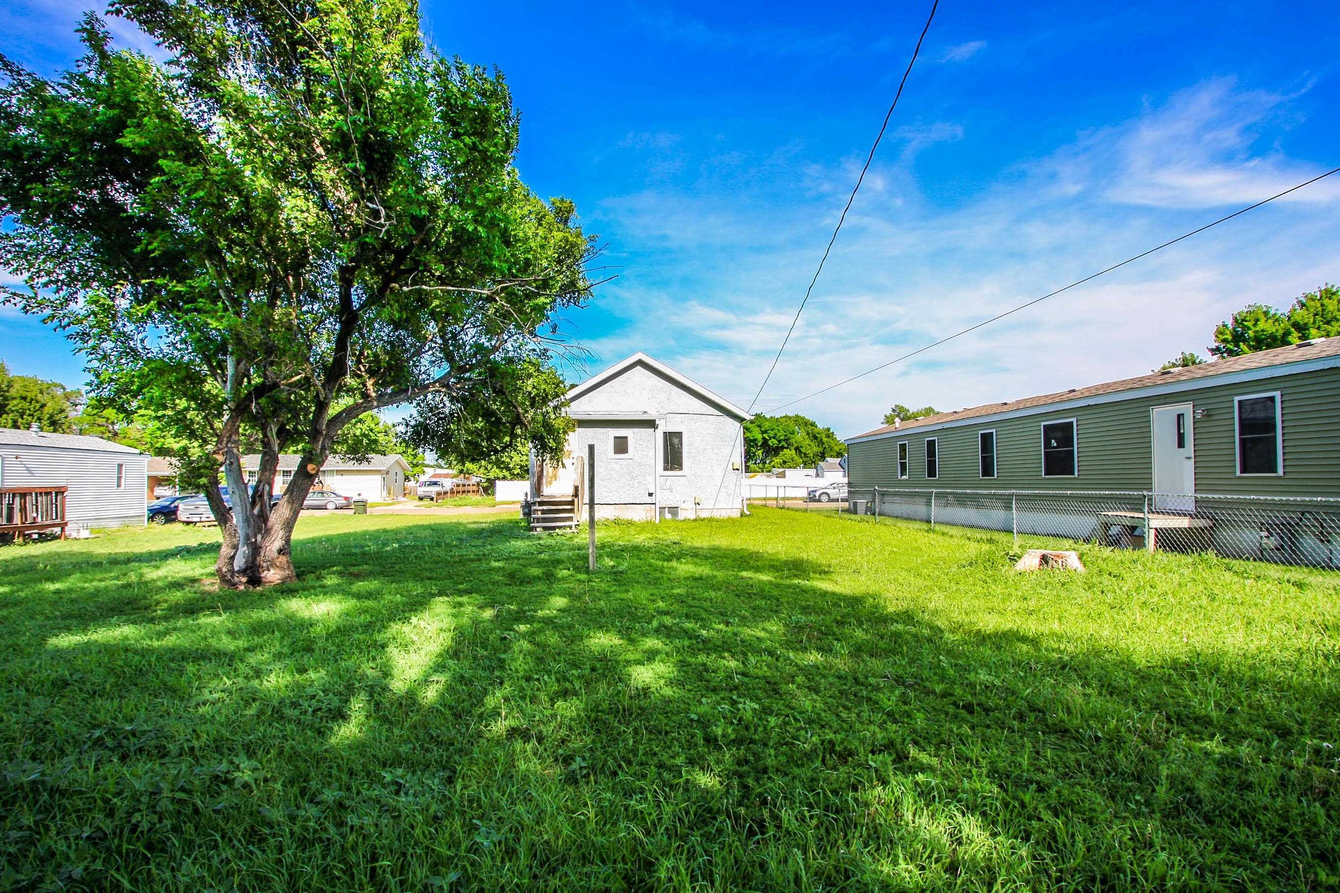 Property Photo: 1408 N Sheridan NE 69101