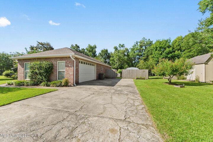 Property Photo:  210 Henley Place  MS 39520 