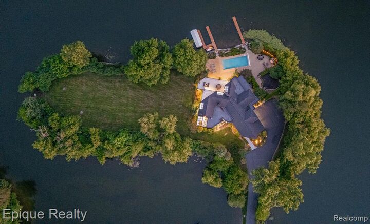 4912 Oakwood Court  Commerce Twp MI 48382 1435 photo