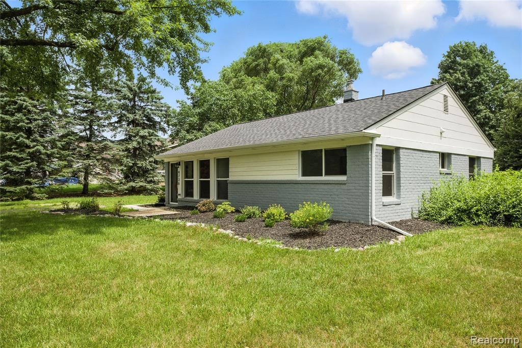 Property Photo:  4736 Summerhill Drive  MI 48346 3682 