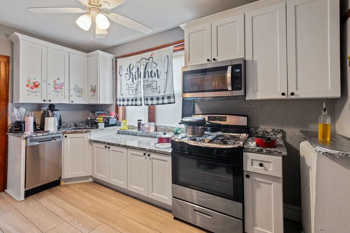 Property Photo: 2110 W Arthur Avenue IL 60645