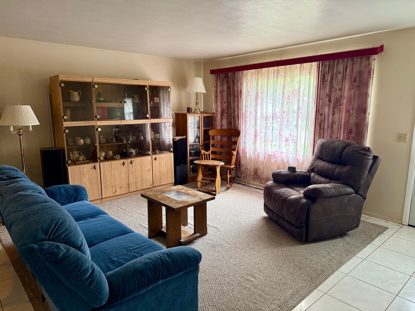 Property Photo:  746 N Edgelawn Drive  IL 60506 