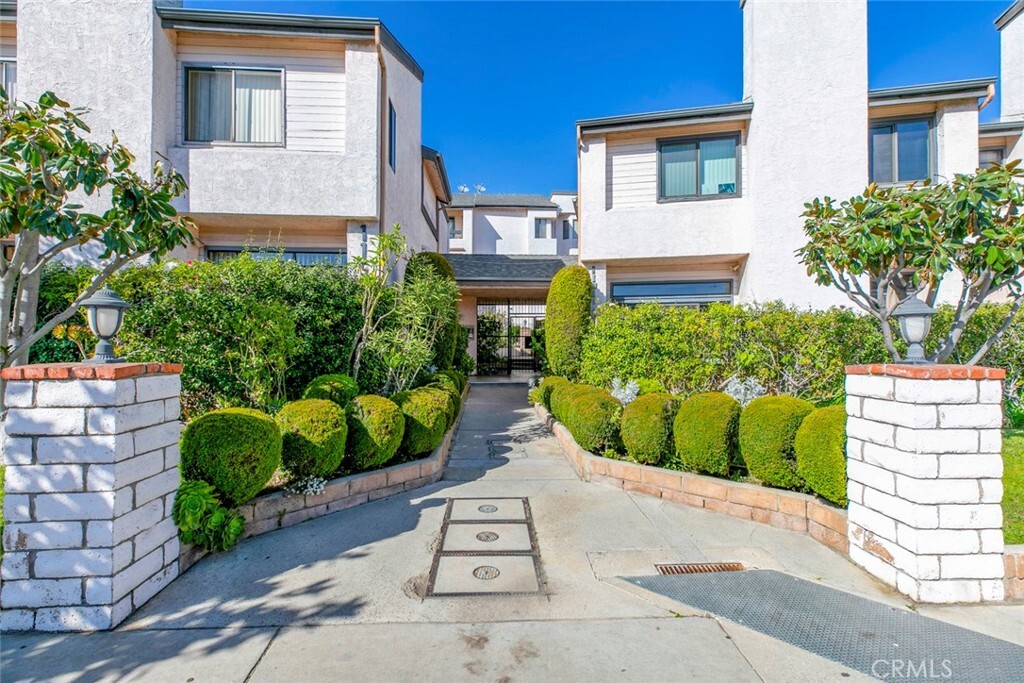 Property Photo: 11911 Magnolia Boulevard 19 CA 91607