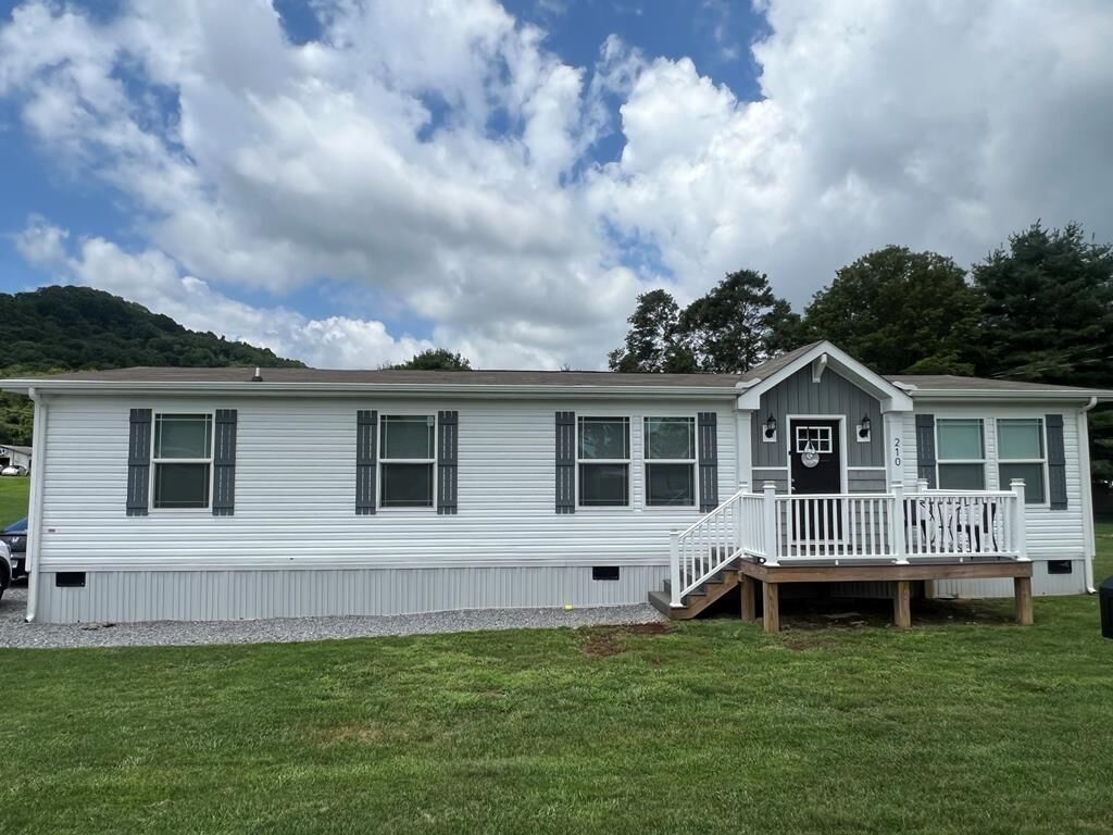 Property Photo: 210 Lee Street VA 24605