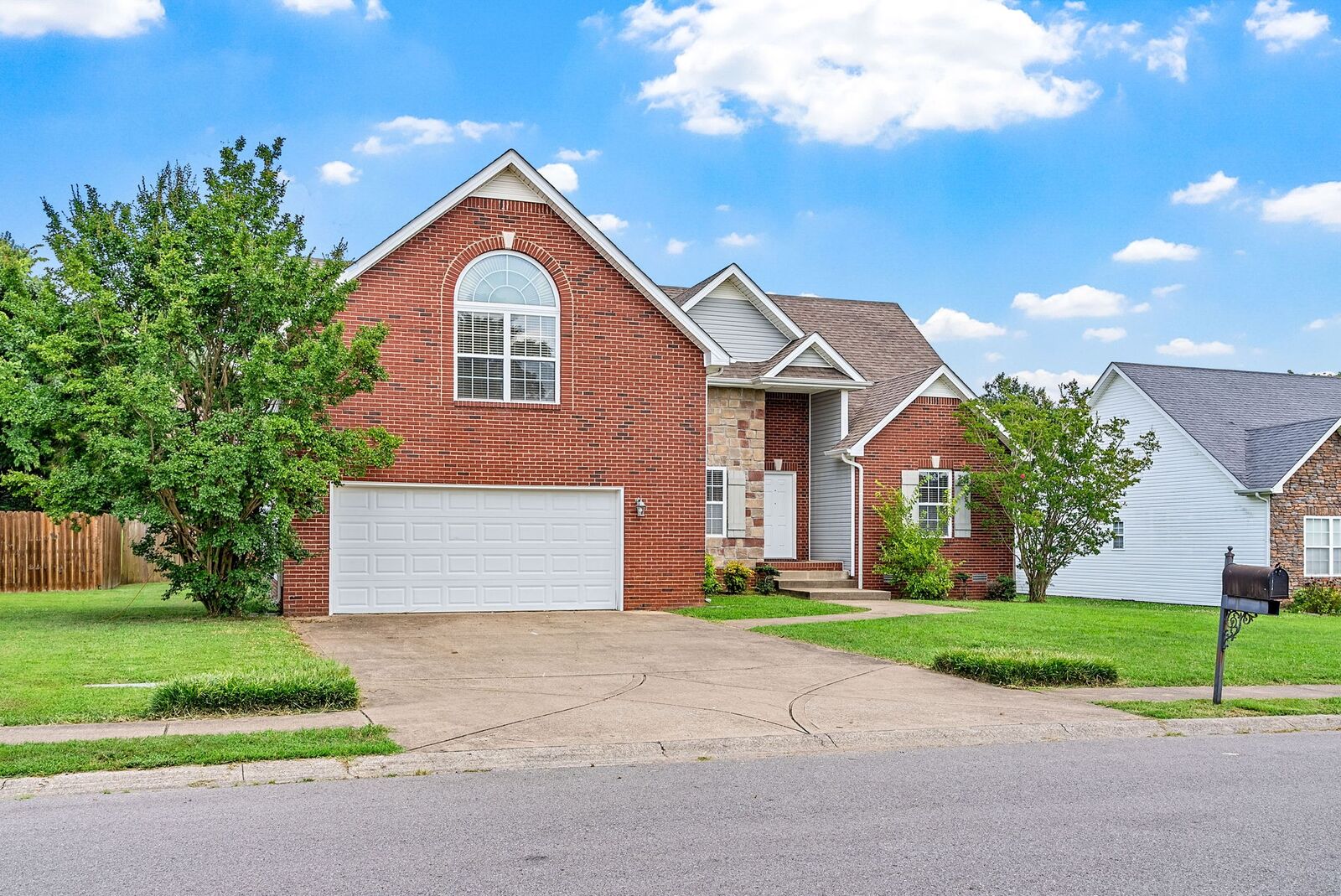 Property Photo:  708 W Accipiter Cir  TN 37043