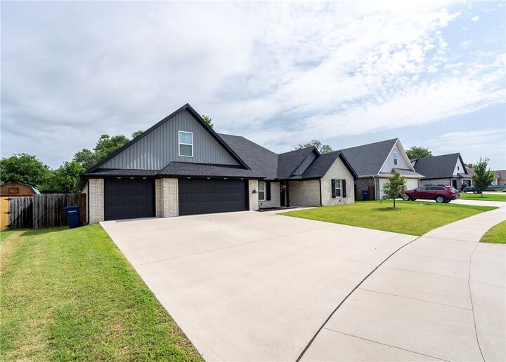 Property Photo:  301 Grand Court  AR 72761 