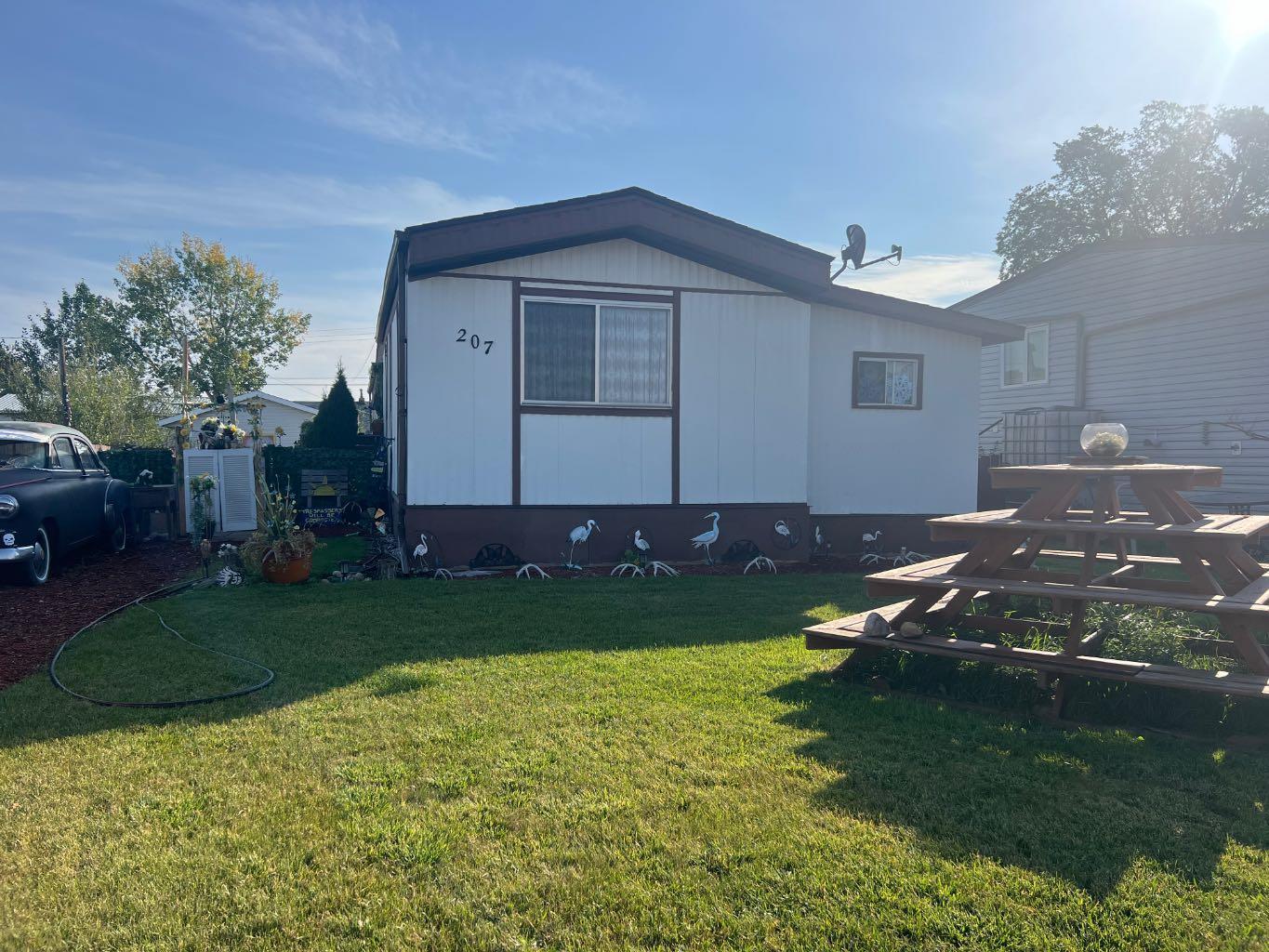 Property Photo: 207 2 Avenue N AB T0J 2B0
