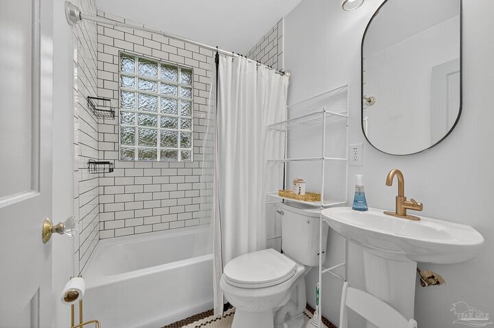 Property Photo: 310 Greve Rd FL 32507