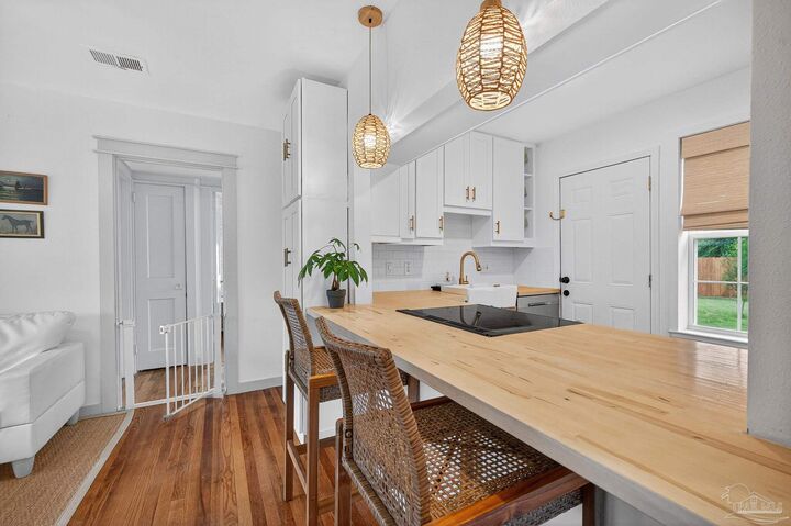 Property Photo: 310 Greve Rd FL 32507