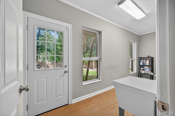 Property Photo: 921 Lisa Hill Dr FL 32533