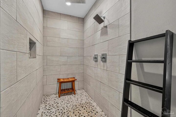 Property Photo: 921 Lisa Hill Dr FL 32533