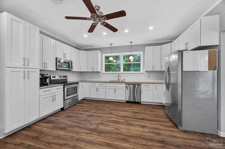 Property Photo: 921 Lisa Hill Dr FL 32533