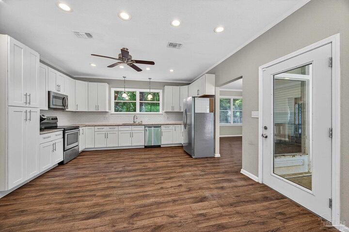 Property Photo:  921 Lisa Hill Dr  FL 32533 