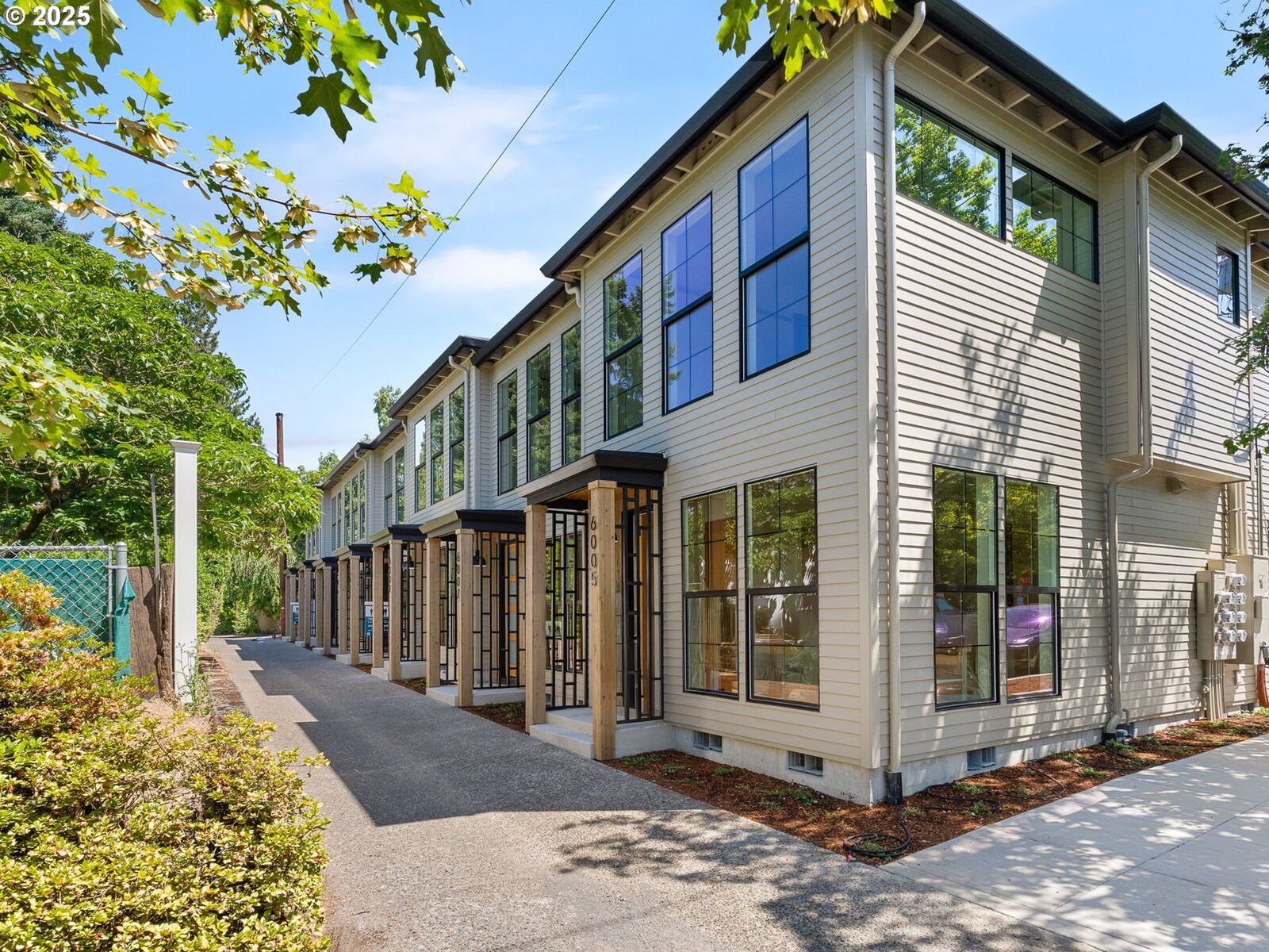 Property Photo: 6013 NE 30th Ave OR 97211