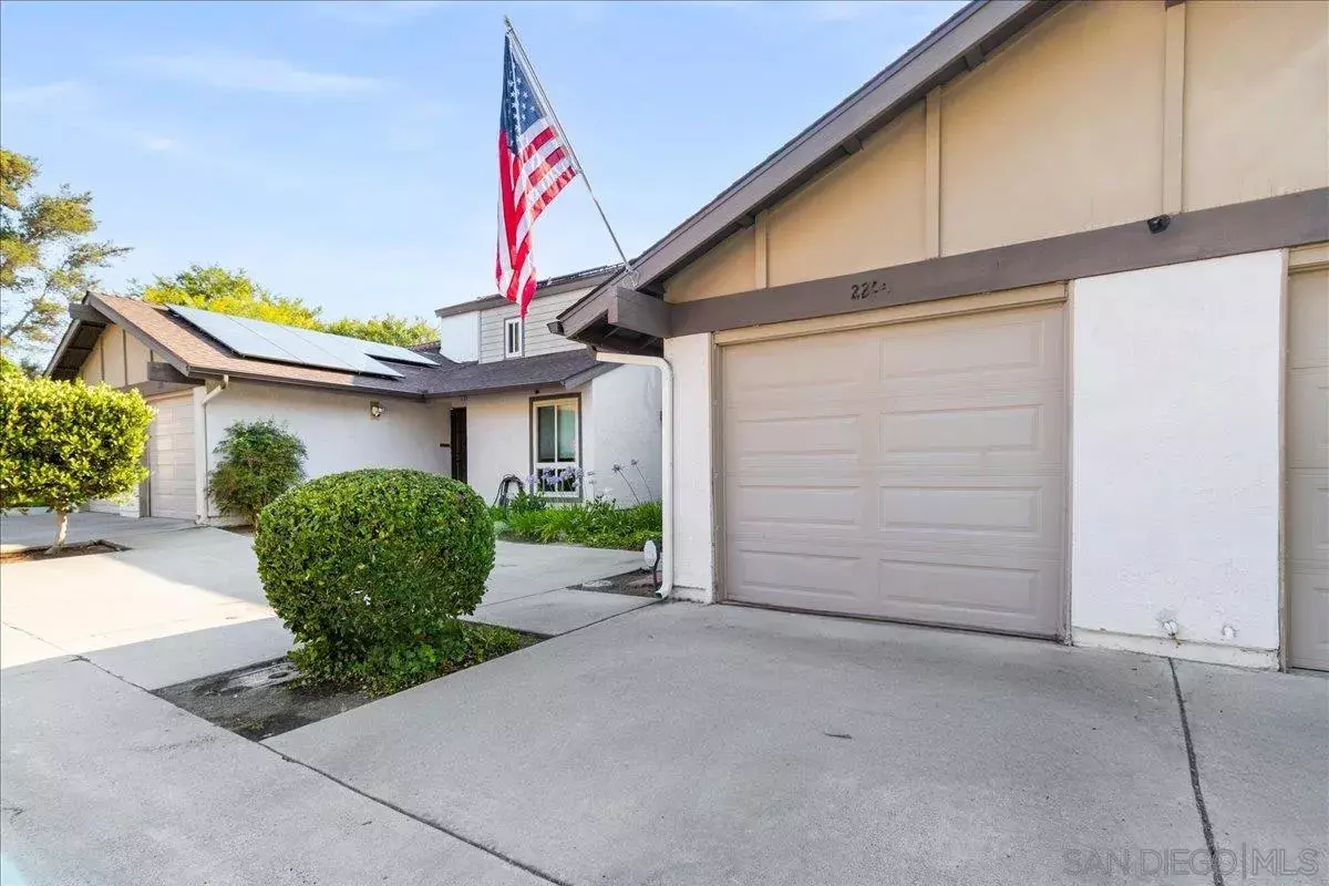 Property Photo: 220 Eveningside Gln CA 92026