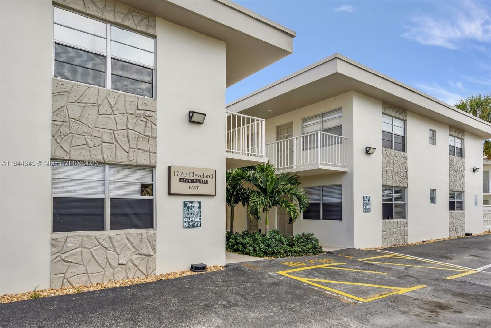 Property Photo: 1720 Cleveland St 206E FL 33020